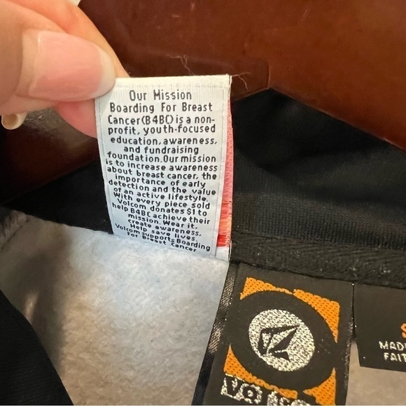 Volcom × B4BC Lipstick Nail Polish Hoodie
Jacket Womens, multicolor,size Small - Picture 5 of 16